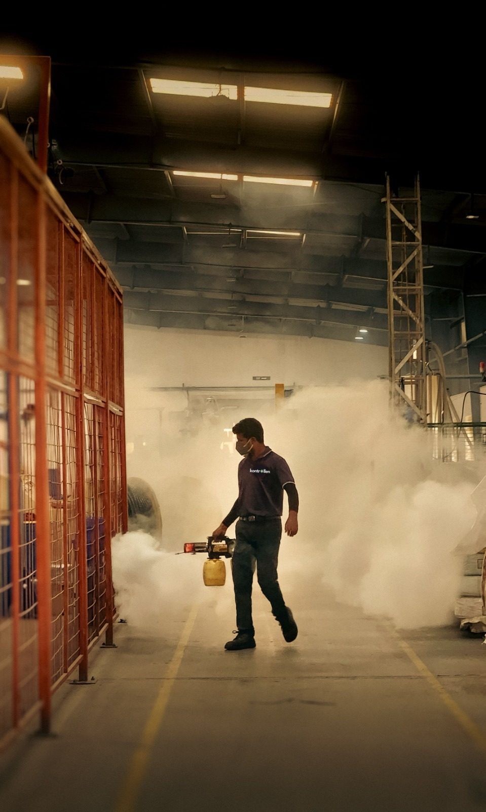 Técnico Kontrollen realizando termonebulización en planta industrial